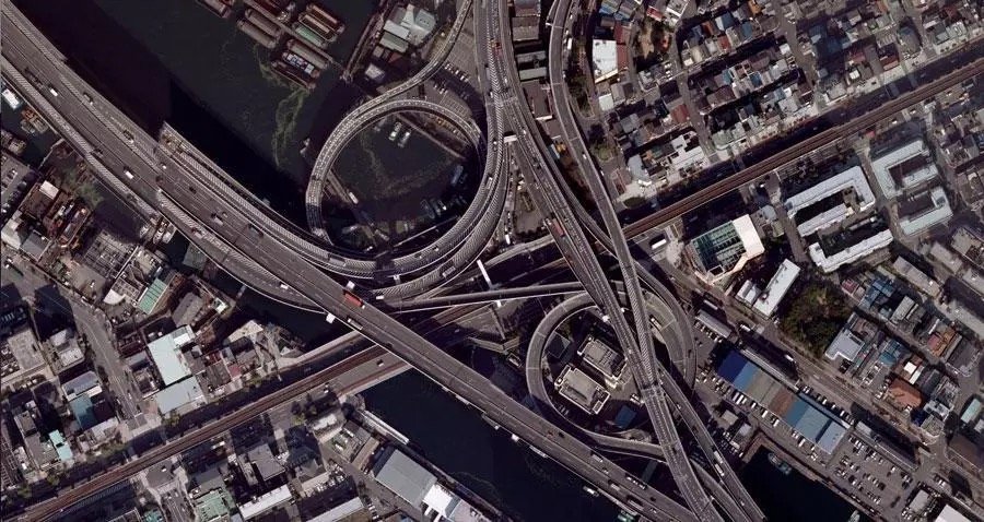 Can you determine the center of this overpass at the Tianbaoshan Overpass in Osaka, Japan?